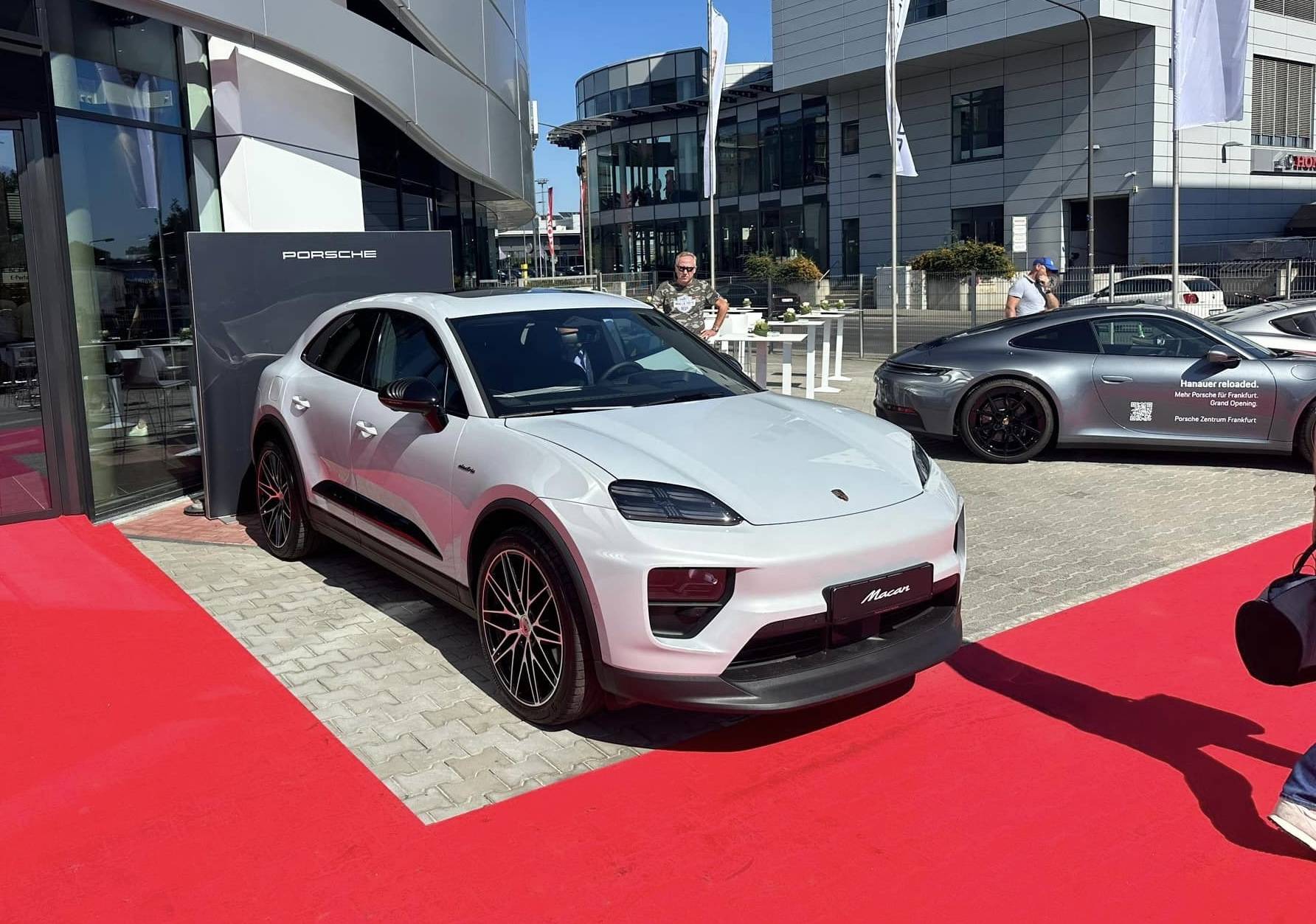 Electric Macan EV Ice Grey Macan 4 EV @ Frankfurt dealer Ice Grey Macan 4 EV Frankfurt dealer 5