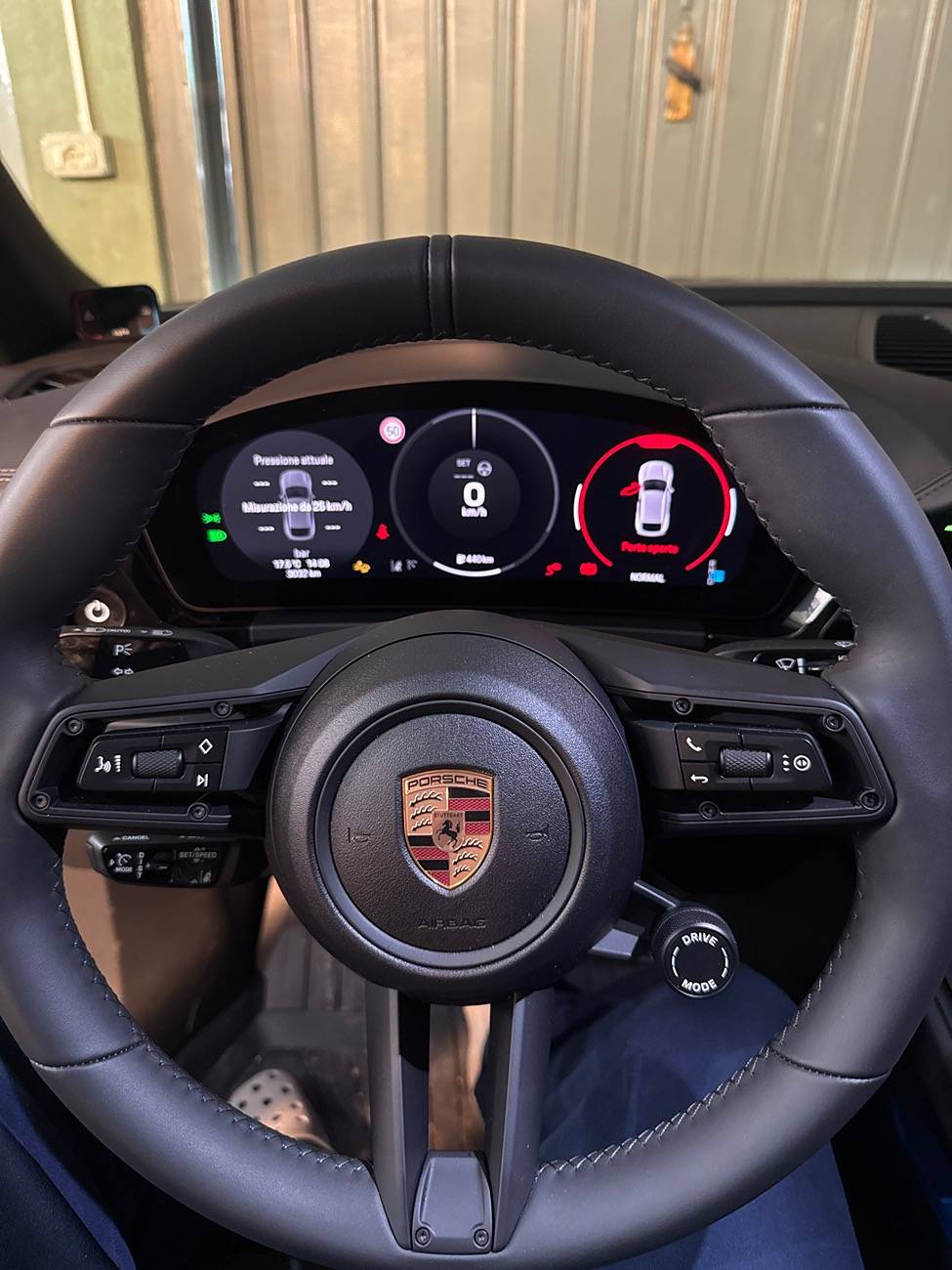 Electric Macan EV GT Sport vs Standard Steering Wheel on Non-Turbo EVs image