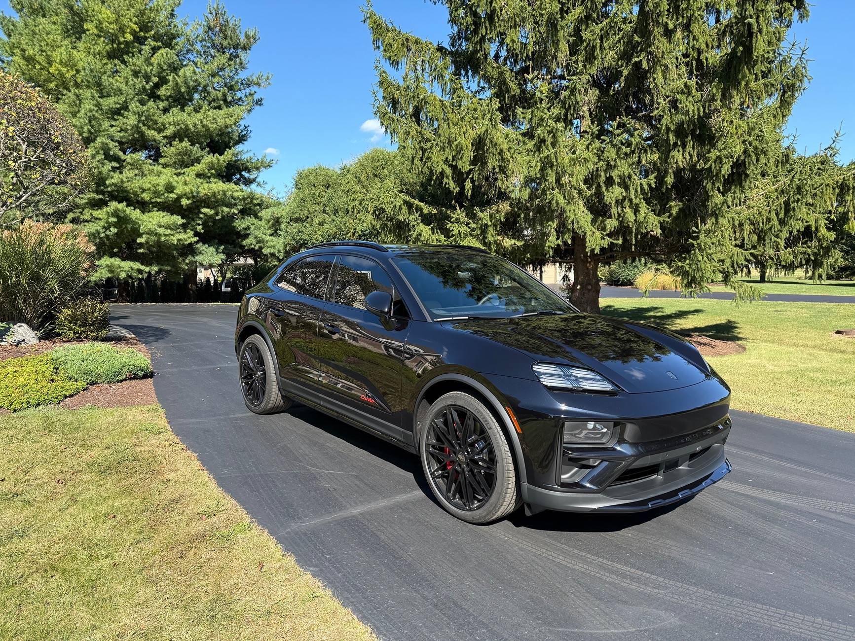 Macan EV JET BLACK METALLIC Macan EV Photos Thread IMG_1015