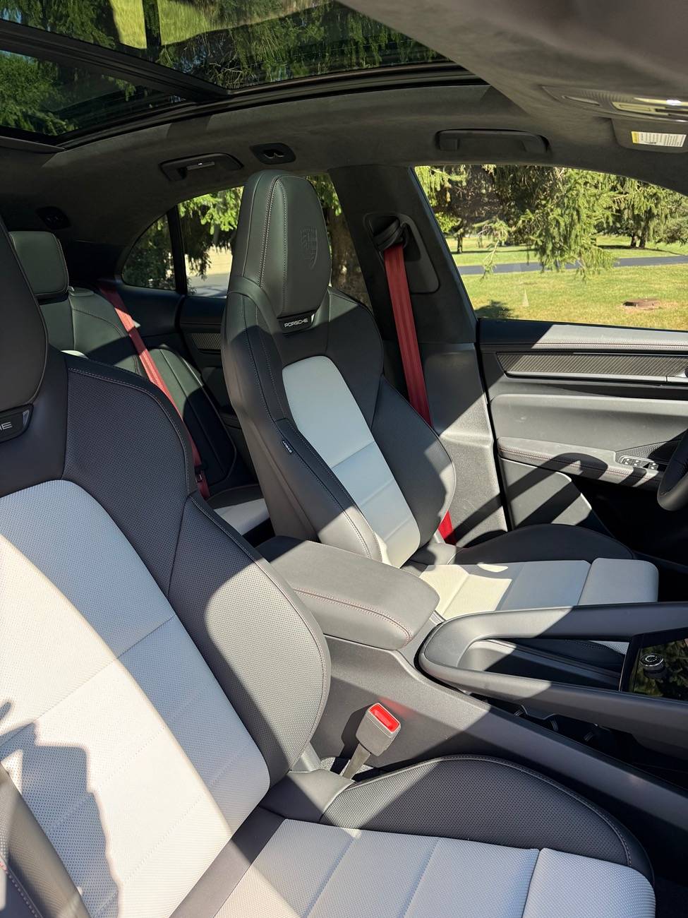 Electric Macan EV Macan 4s Volcano grey : Black interior with bordeaux red elements : help :) IMG_1023