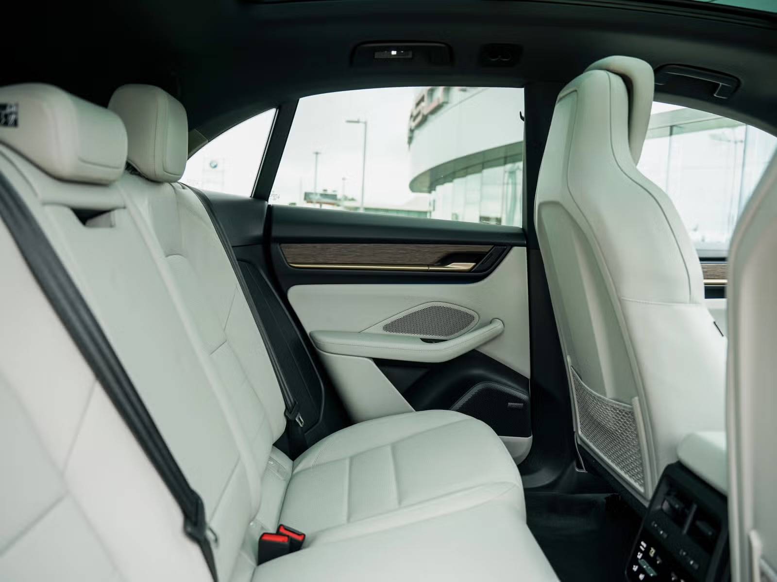 Electric Macan EV 🎨 Interior: BLACK / CHALK Photos IMG_1126