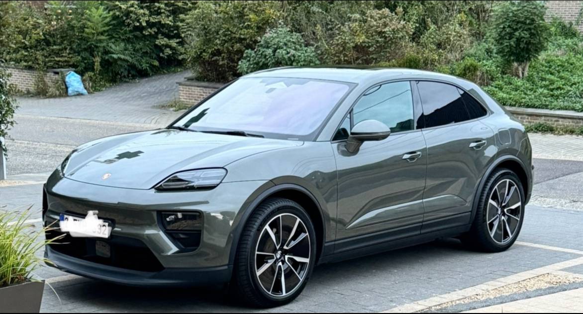 Electric Macan EV Video Porsche Aventurine Green + Chalk beige or gray? IMG_3129