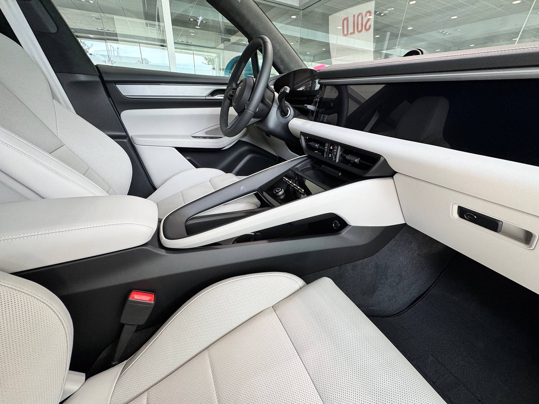 Electric Macan EV 🎨 Interior: BLACK / CHALK Photos IMG_4164