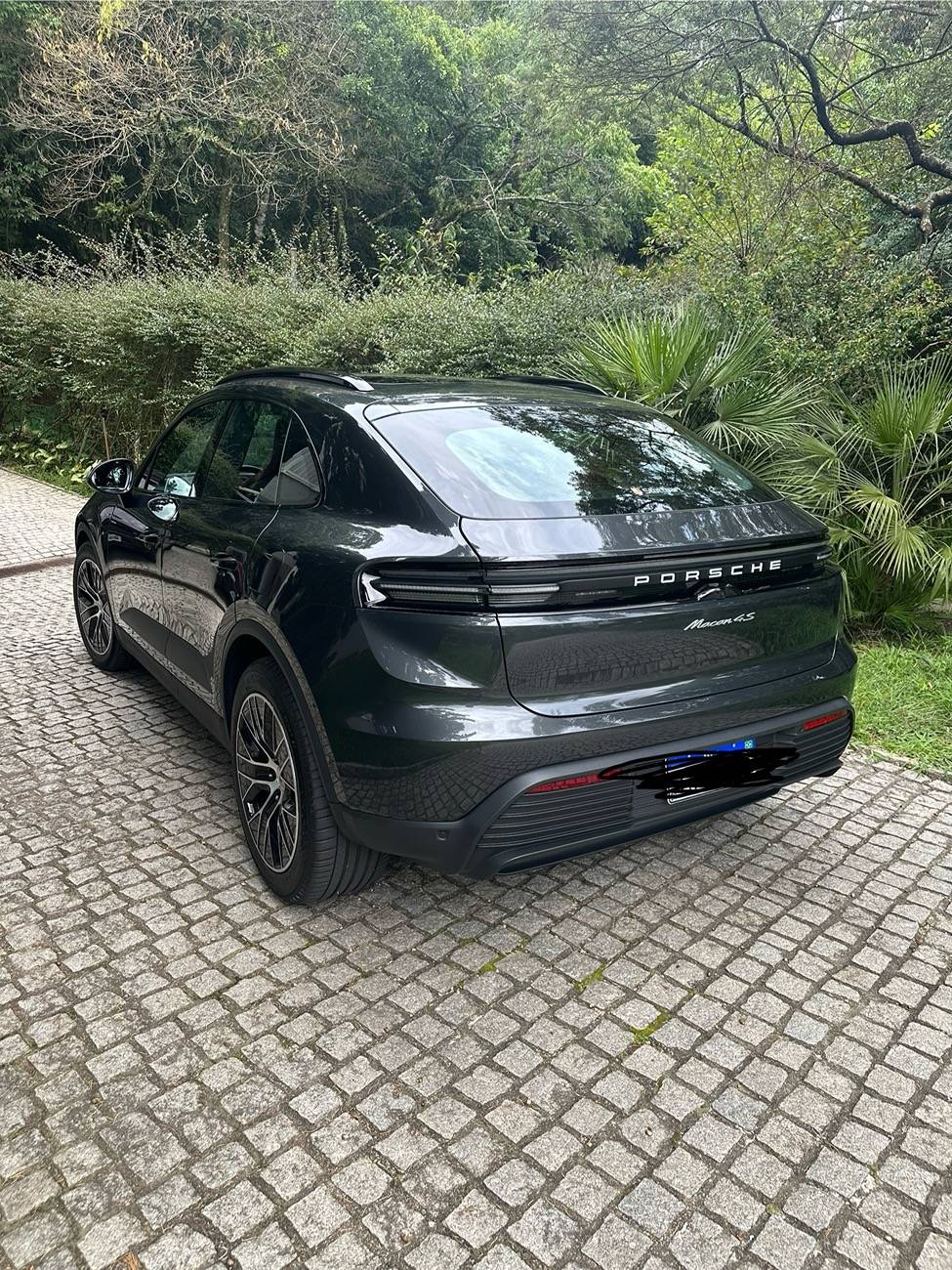 Electric Macan EV One of the first Macan EV 4S in Brazil - Volcano Gray IMG_4970