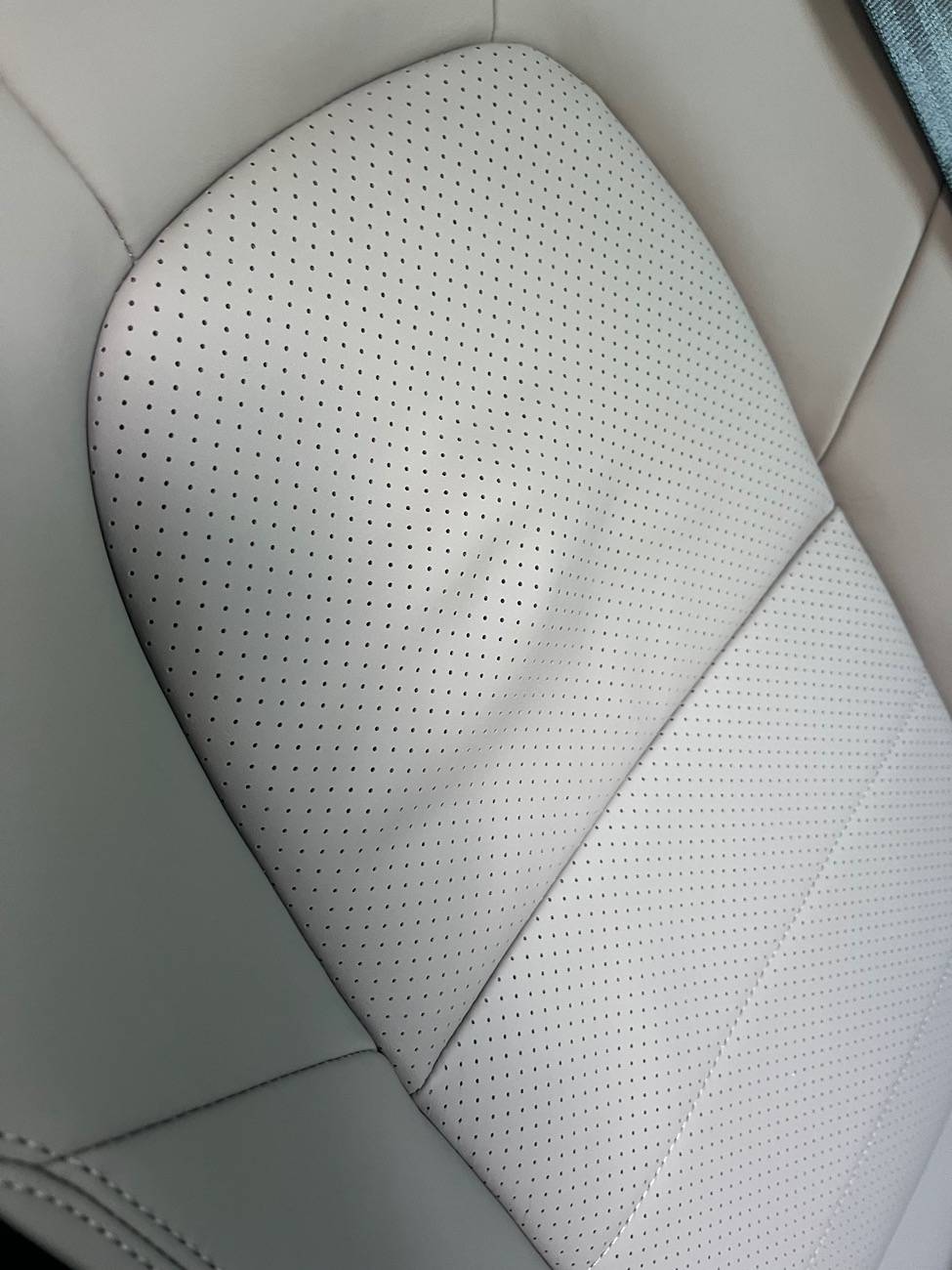 Electric Macan EV Extended Leather Rear Seat Issue IMG_5162