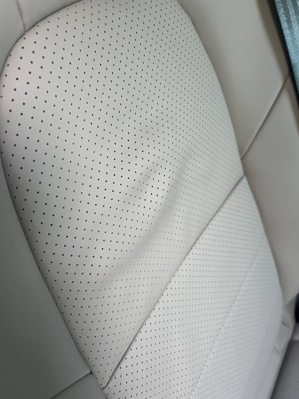 Electric Macan EV Extended Leather Rear Seat Issue IMG_5163