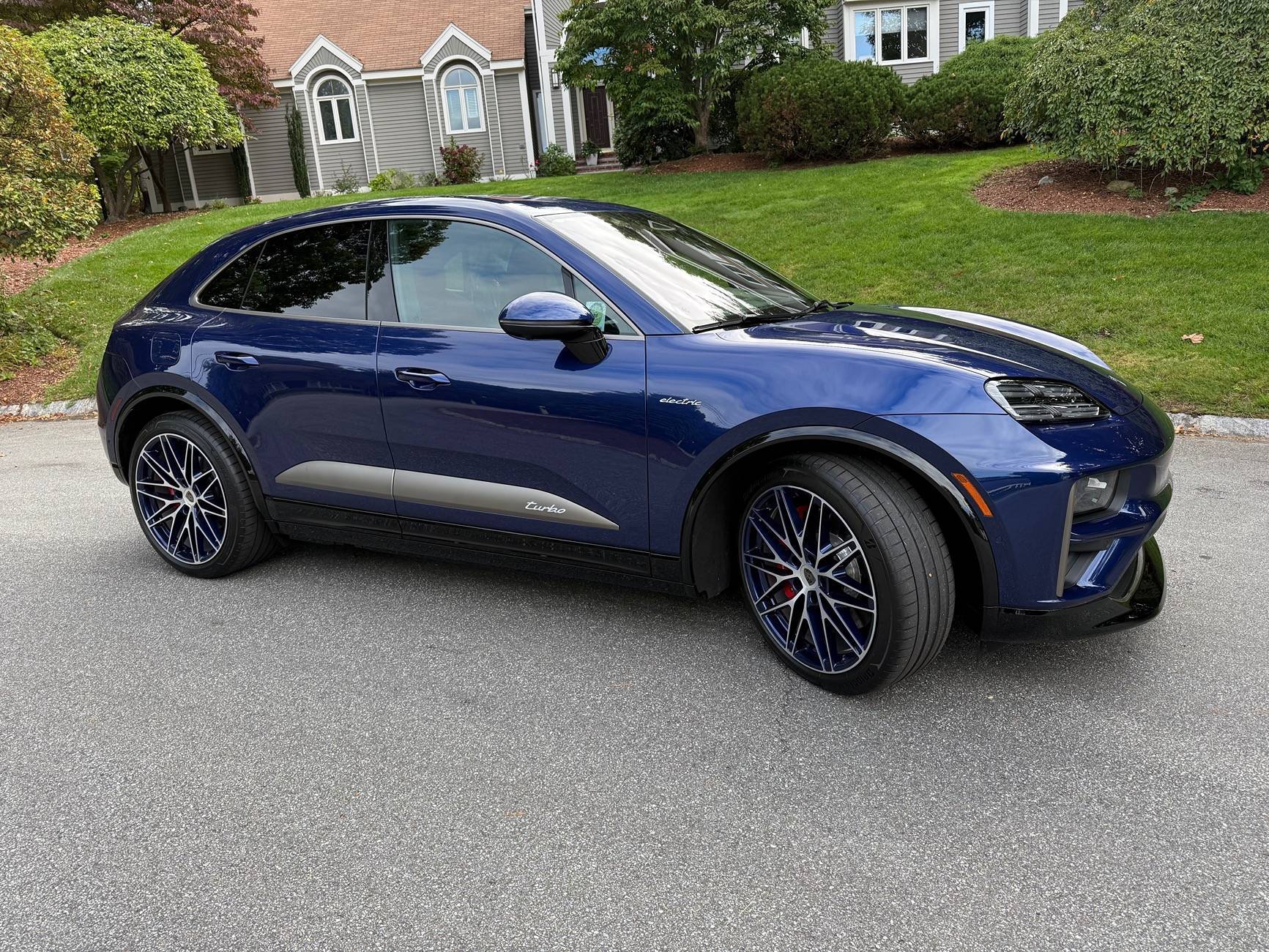 Electric Macan EV GENTIAN BLUE Macan EV Photos img_5481-jpe