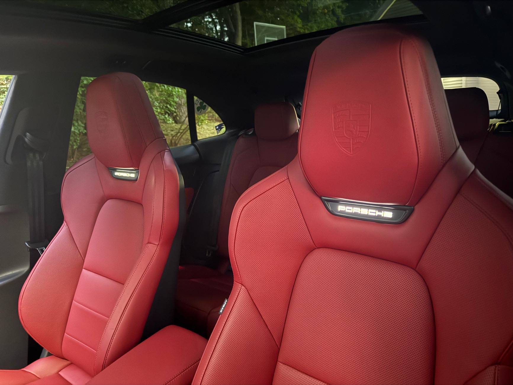 Electric Macan EV 🎨 Interior: BLACK / BORDEAUX RED Photos IMG_5501