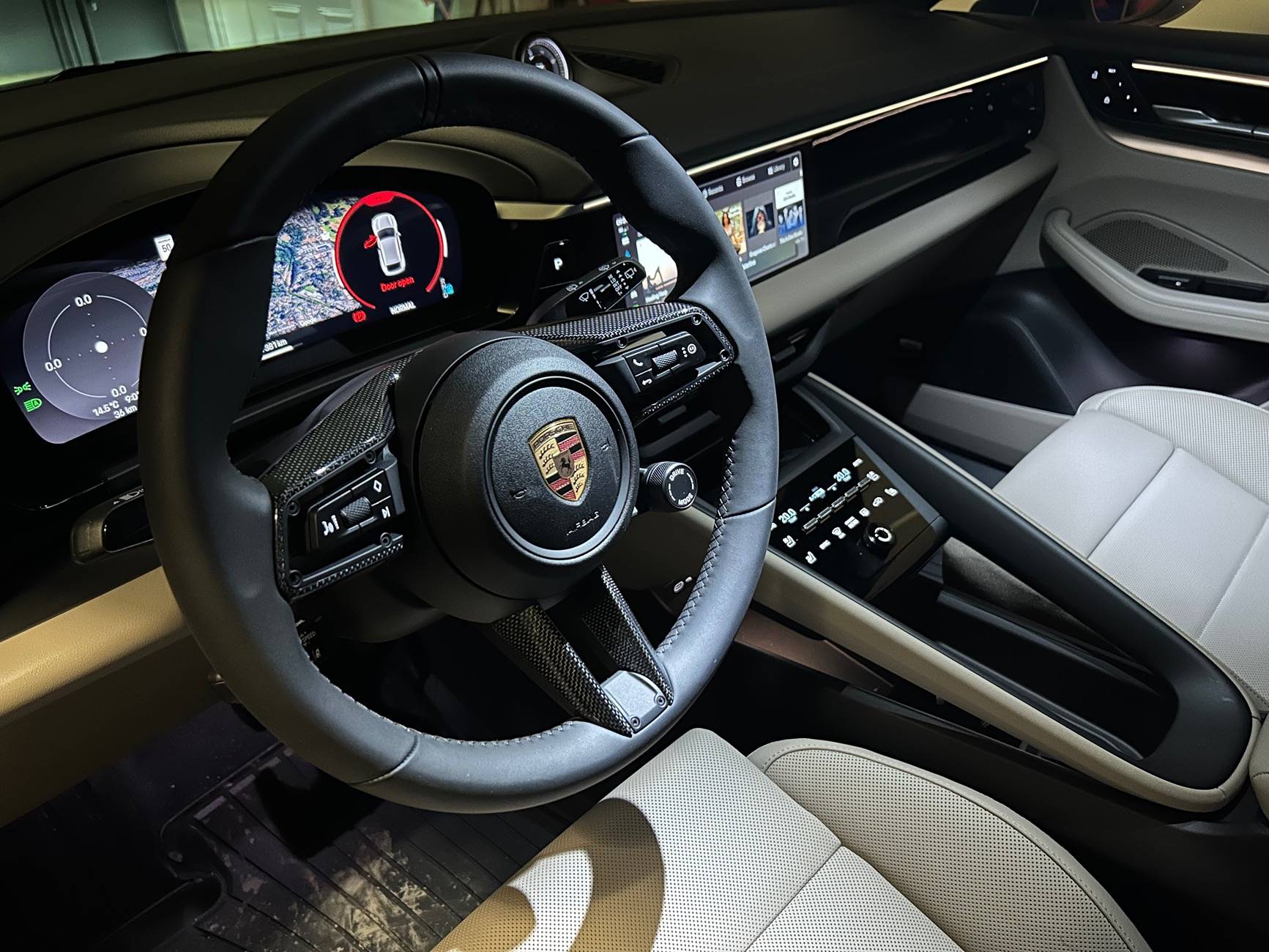 Electric Macan EV GT Sport vs Standard Steering Wheel on Non-Turbo EVs IMG_5732