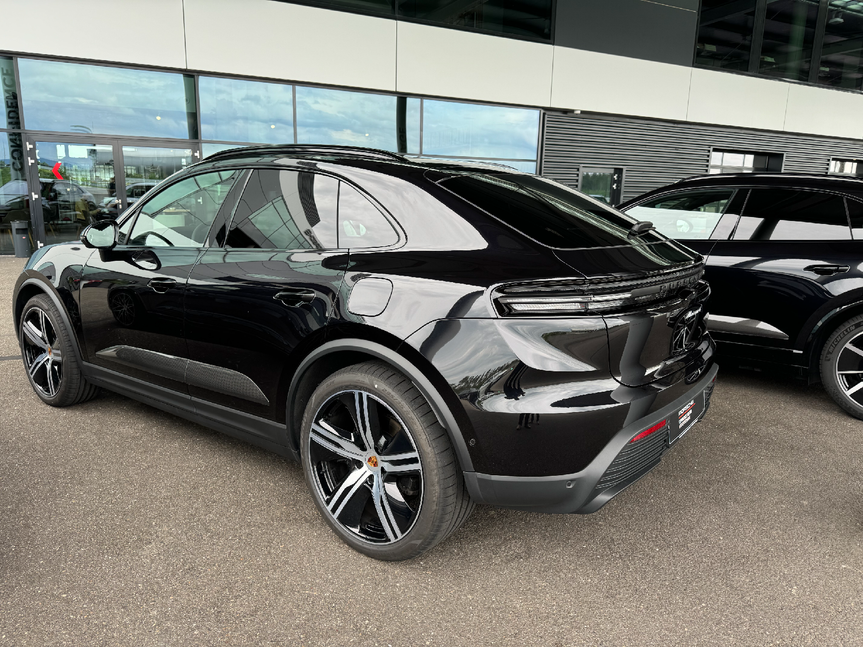 Macan EV JET BLACK METALLIC Macan EV Photos Thread IMG_5875