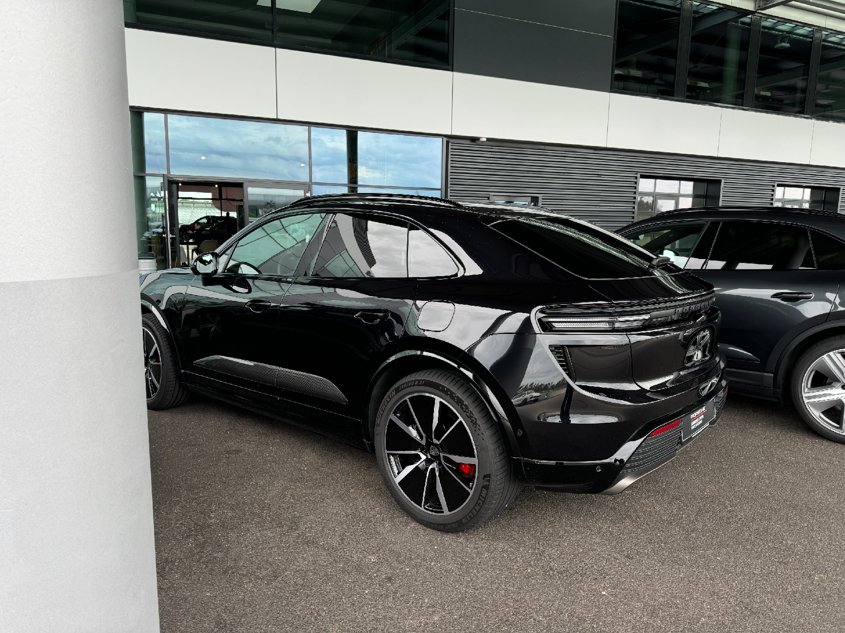 Macan EV JET BLACK METALLIC Macan EV Photos Thread IMG_5876