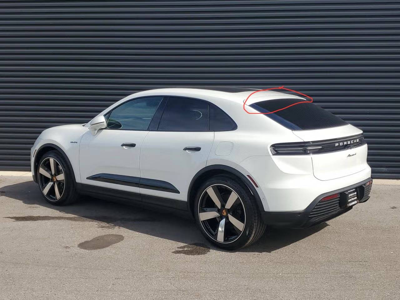 Electric Macan EV Wrapping rear roof in gloss black? IMG_6364