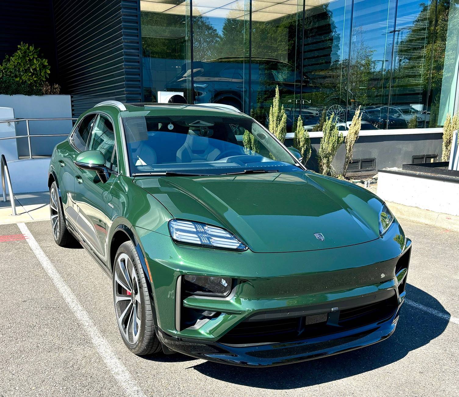 Macan EV Oak Green is stunning! First Macan EV impressions @ dealership IMG_6675