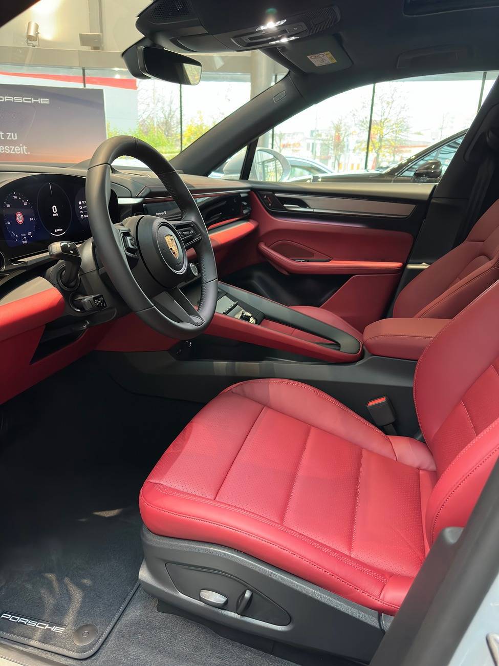 Electric Macan EV 🎨 Interior: BLACK / BORDEAUX RED Photos img_7024-