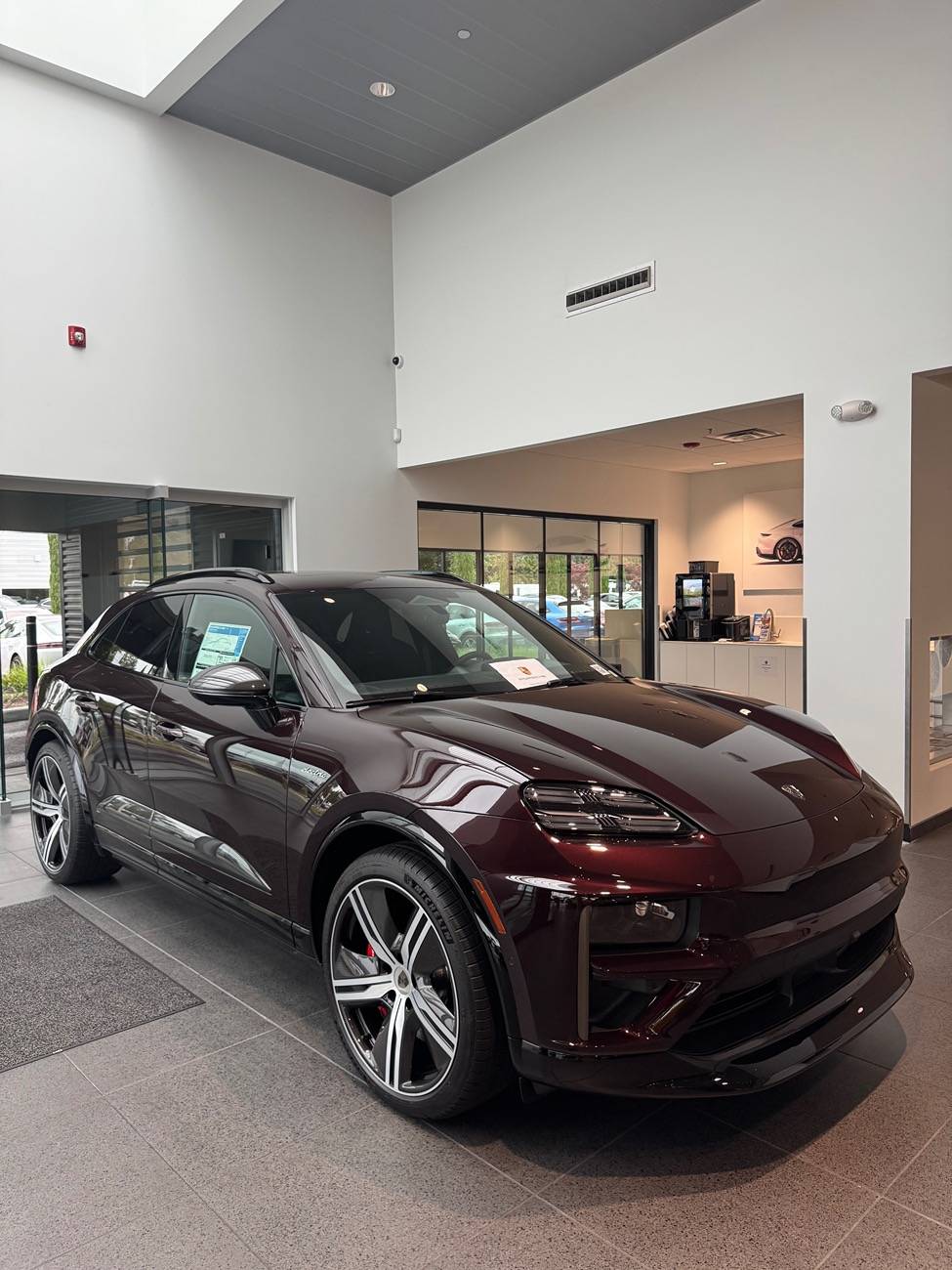 Electric Macan EV Photos: Carbon Fiber Wheels / Side Blades on Macan EV in Copper Ruby Metallic 🤩 IMG_7850