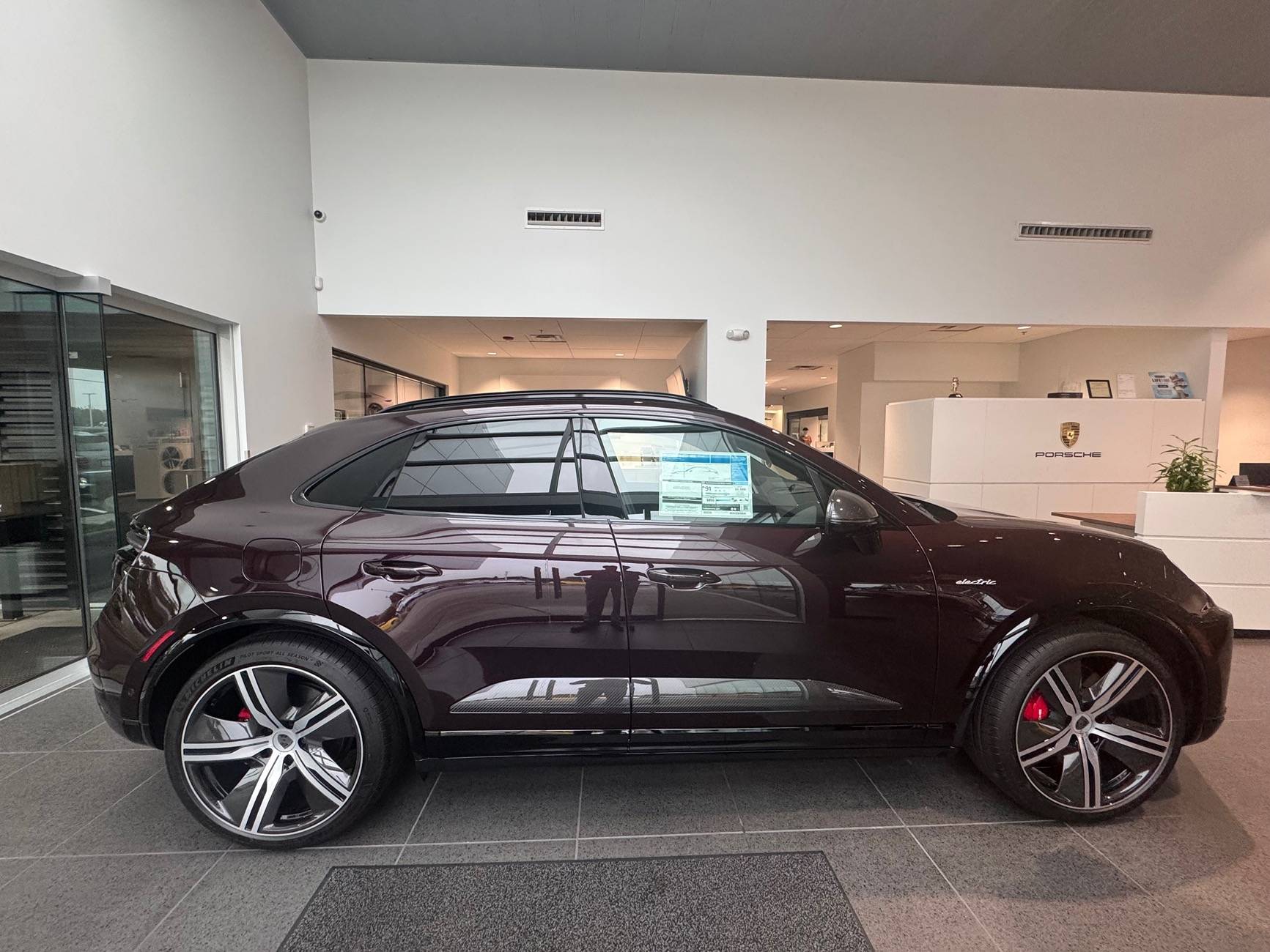 Electric Macan EV Photos: Carbon Fiber Wheels / Side Blades on Macan EV in Copper Ruby Metallic 🤩 IMG_7851