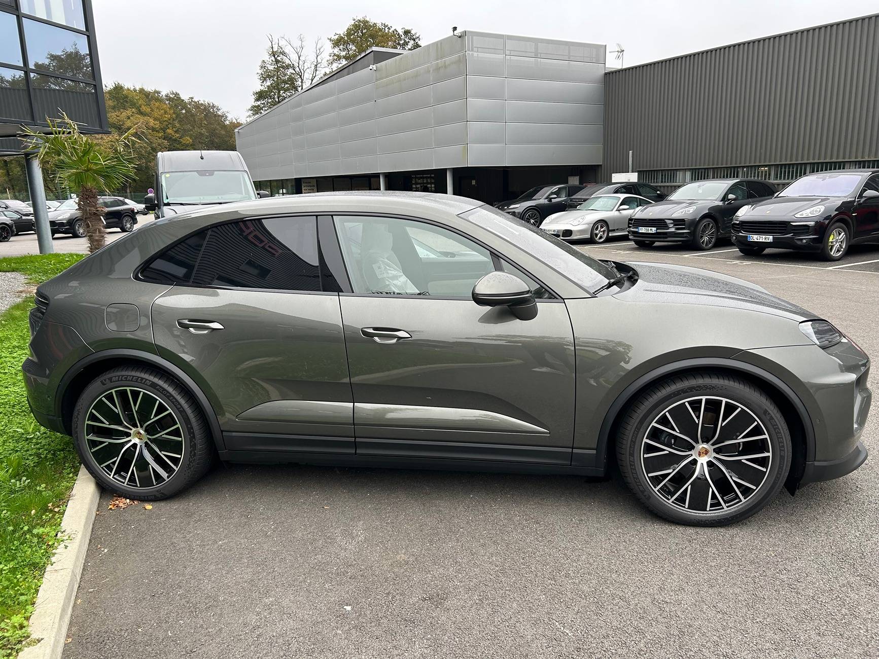 Electric Macan EV AVENTURINE GREEN Macan EV Photos Thread IMG_7961