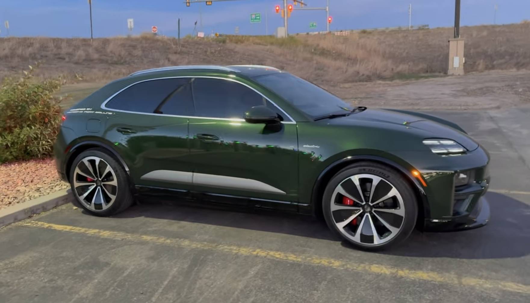 Electric Macan EV 70 mph drive range test in Macan EV Turbo with 22" wheels -- result: 290 miles range IMG_8426