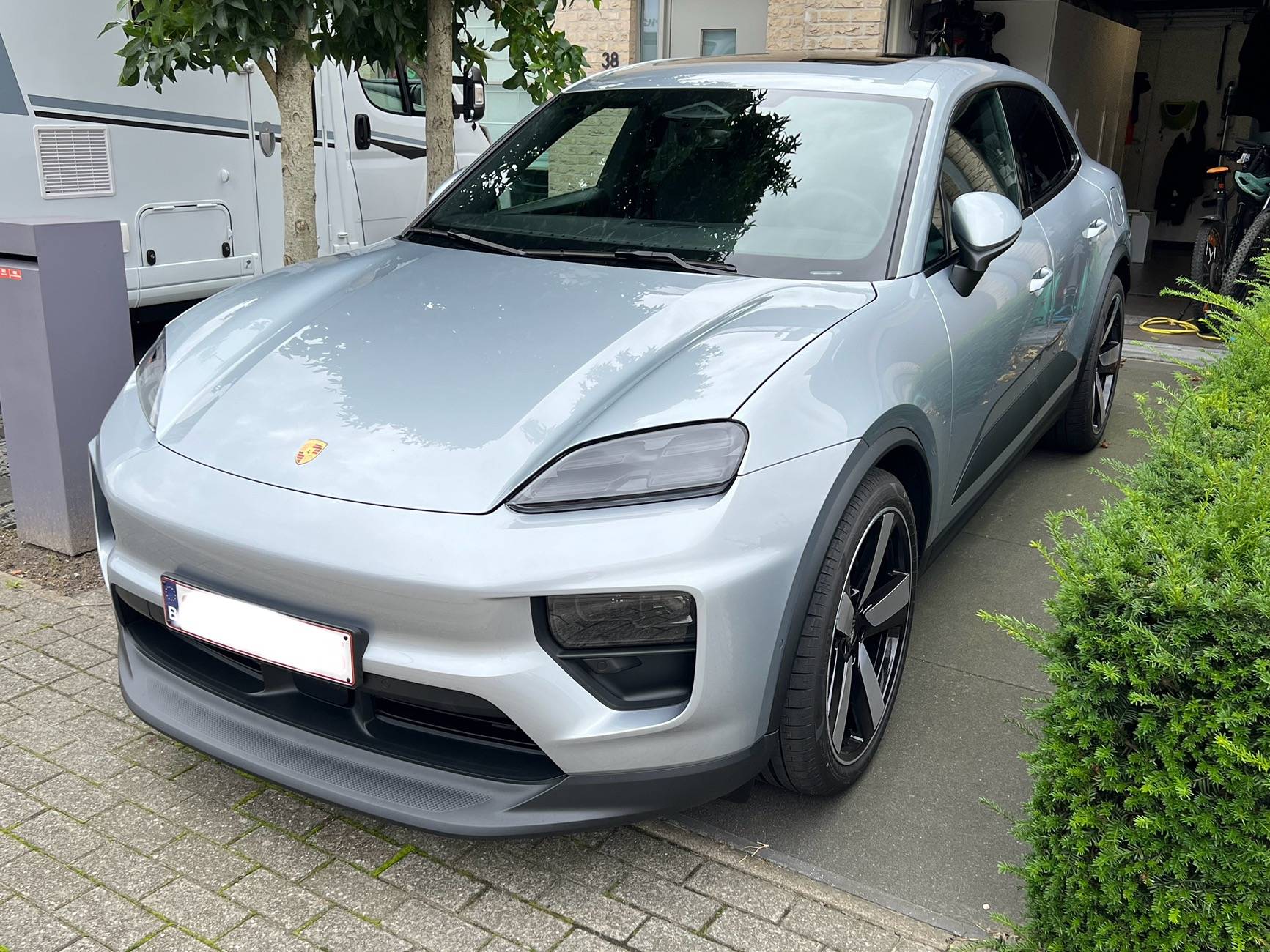 Macan EV DOLOMITE SILVER METALLIC Macan EV Photos Thread IMG_8488