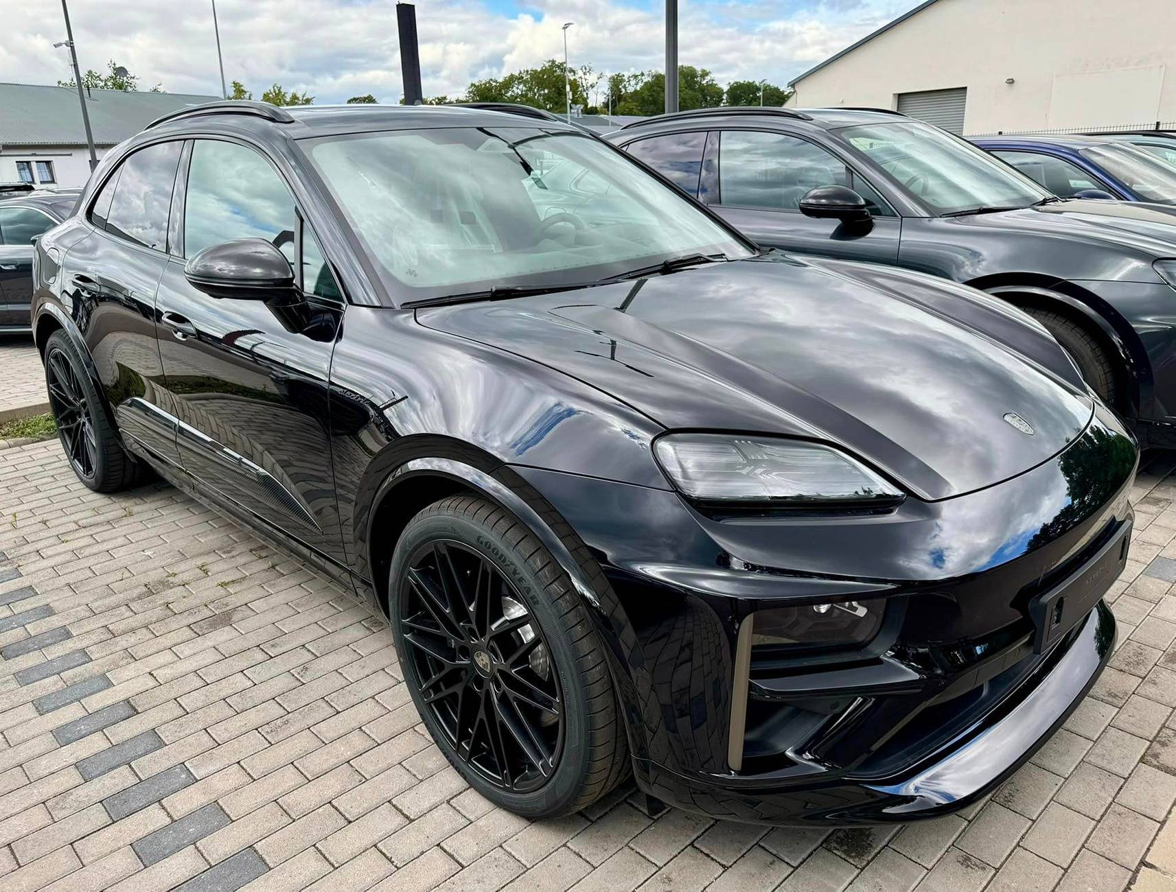 Macan EV JET BLACK METALLIC Macan EV Photos Thread Jet Black 2024 Macan EV Turbo Black Wheels2