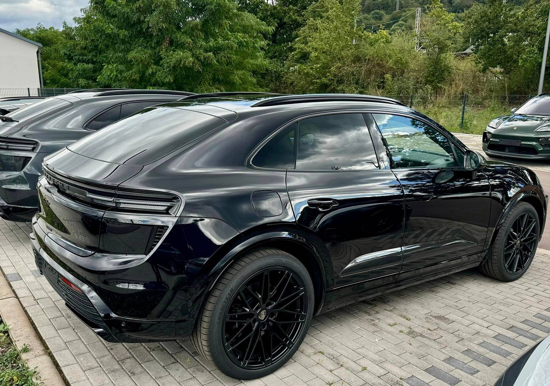 Macan EV JET BLACK METALLIC Macan EV Photos Thread Jet Black 2024 Macan EV Turbo Black Wheels3