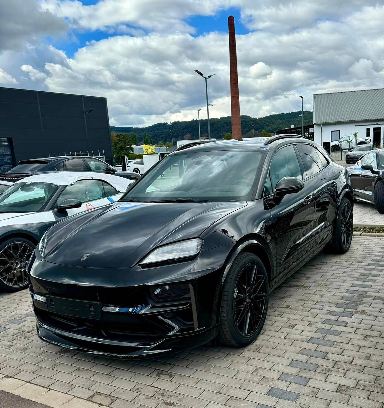 Macan EV JET BLACK METALLIC Macan EV Photos Thread Jet Black 2024 Macan EV Turbo Black Wheels5