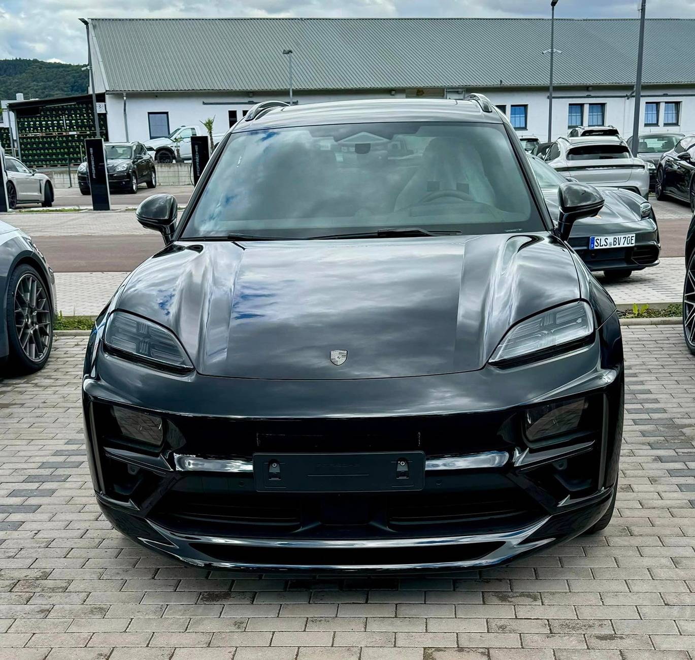 Macan EV JET BLACK METALLIC Macan EV Photos Thread Jet Black 2024 Macan EV Turbo Black Wheels6