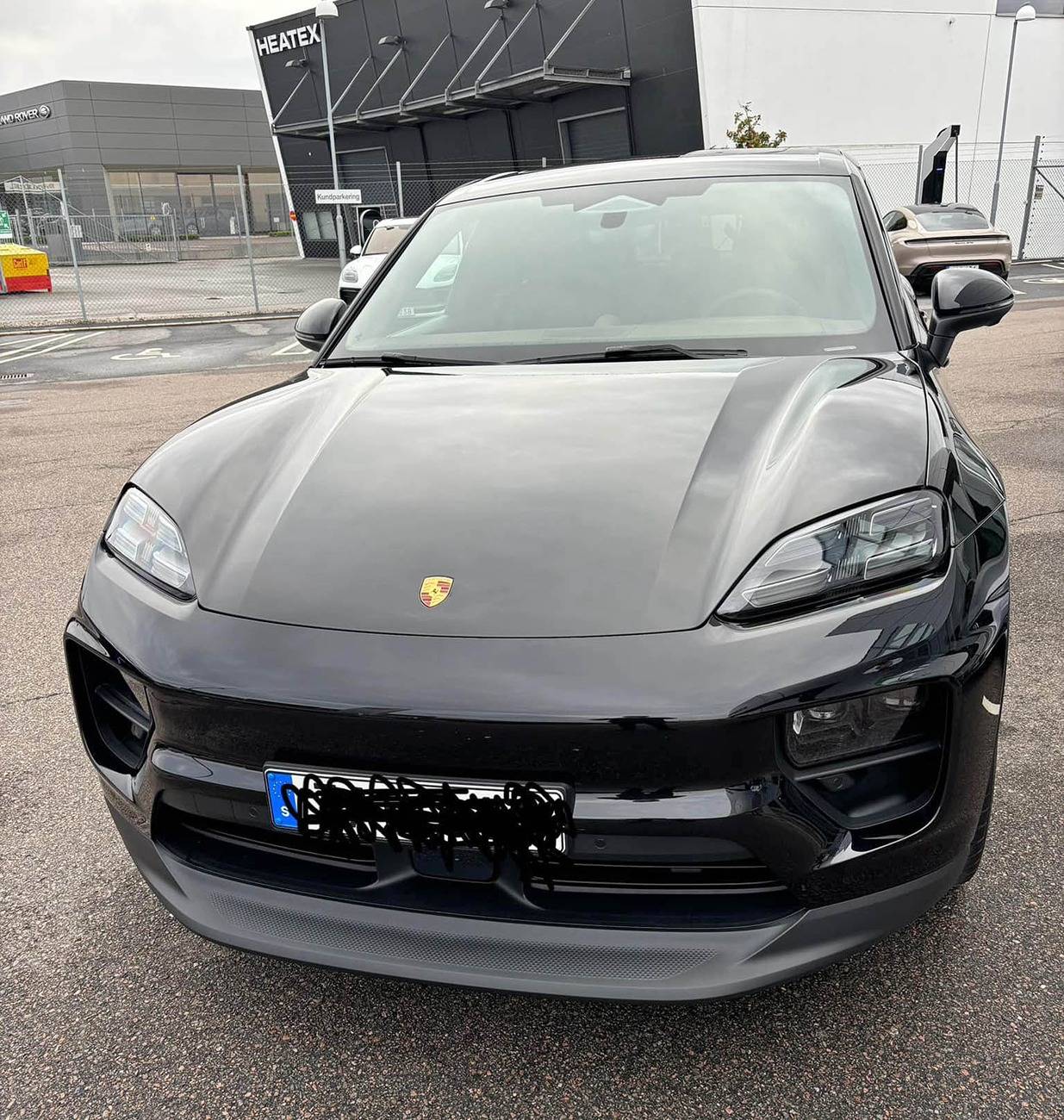 Electric Macan EV JET BLACK METALLIC Macan EV Photos Thread jet black macan 4 ev electric 1