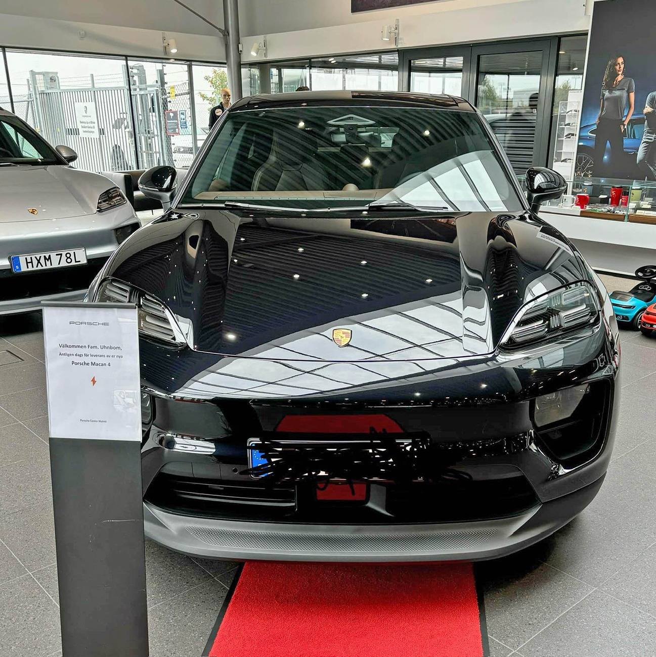 Electric Macan EV JET BLACK METALLIC Macan EV Photos Thread jet black macan 4 ev electric 4