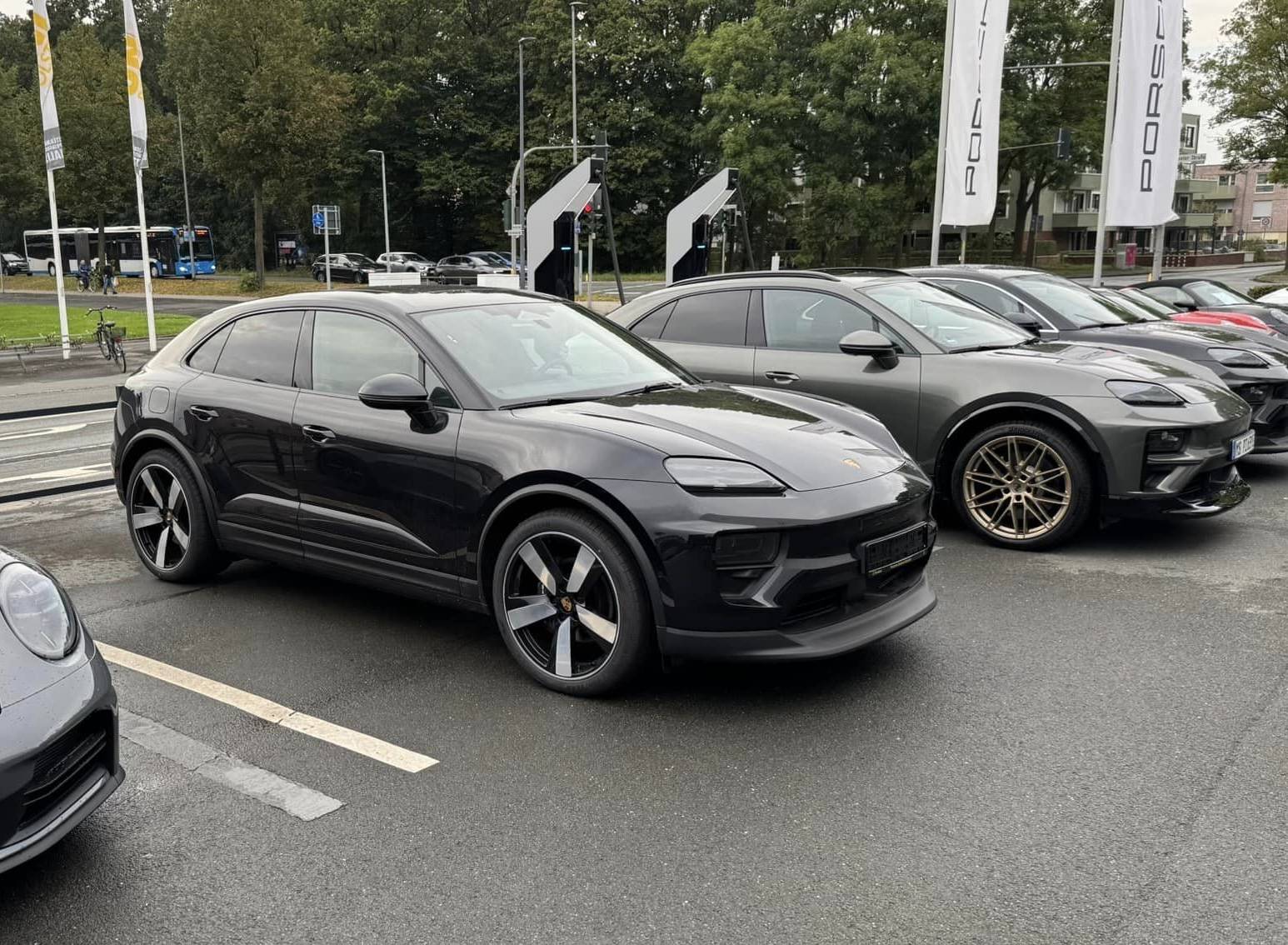 Macan EV JET BLACK METALLIC Macan EV Photos Thread Jet Black Macan 4 EV vs Aventurine Green Macan Turbo EV