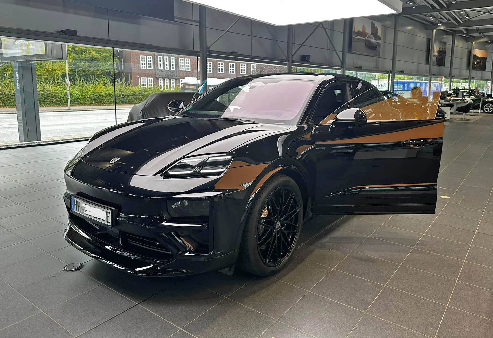 Macan EV JET BLACK METALLIC Macan EV Photos Thread Jet Black Macan Turbo EV with 22%22 inch black wheels 1