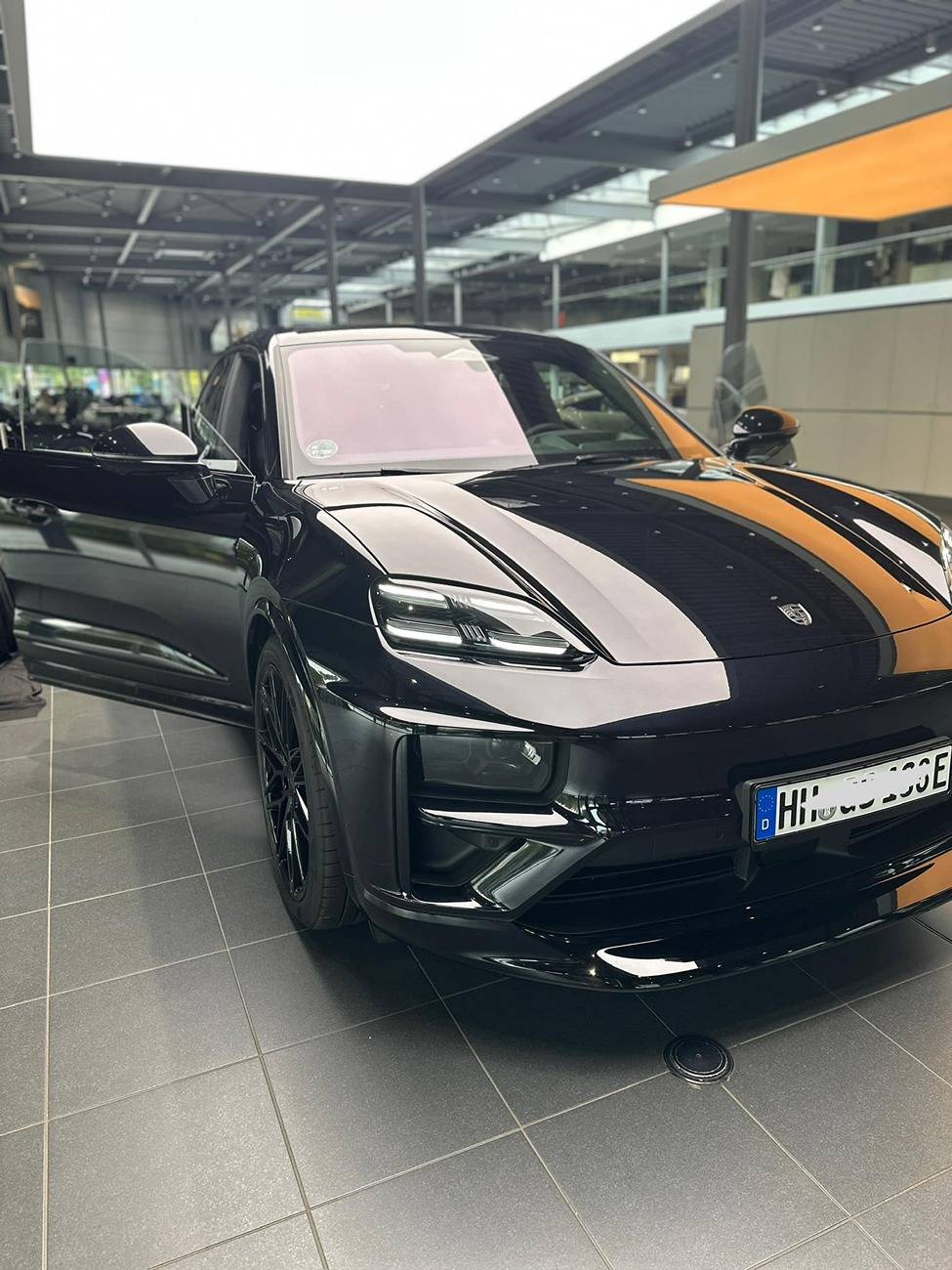 Macan EV JET BLACK METALLIC Macan EV Photos Thread Jet Black Macan Turbo EV with 22%22 inch black wheels 2