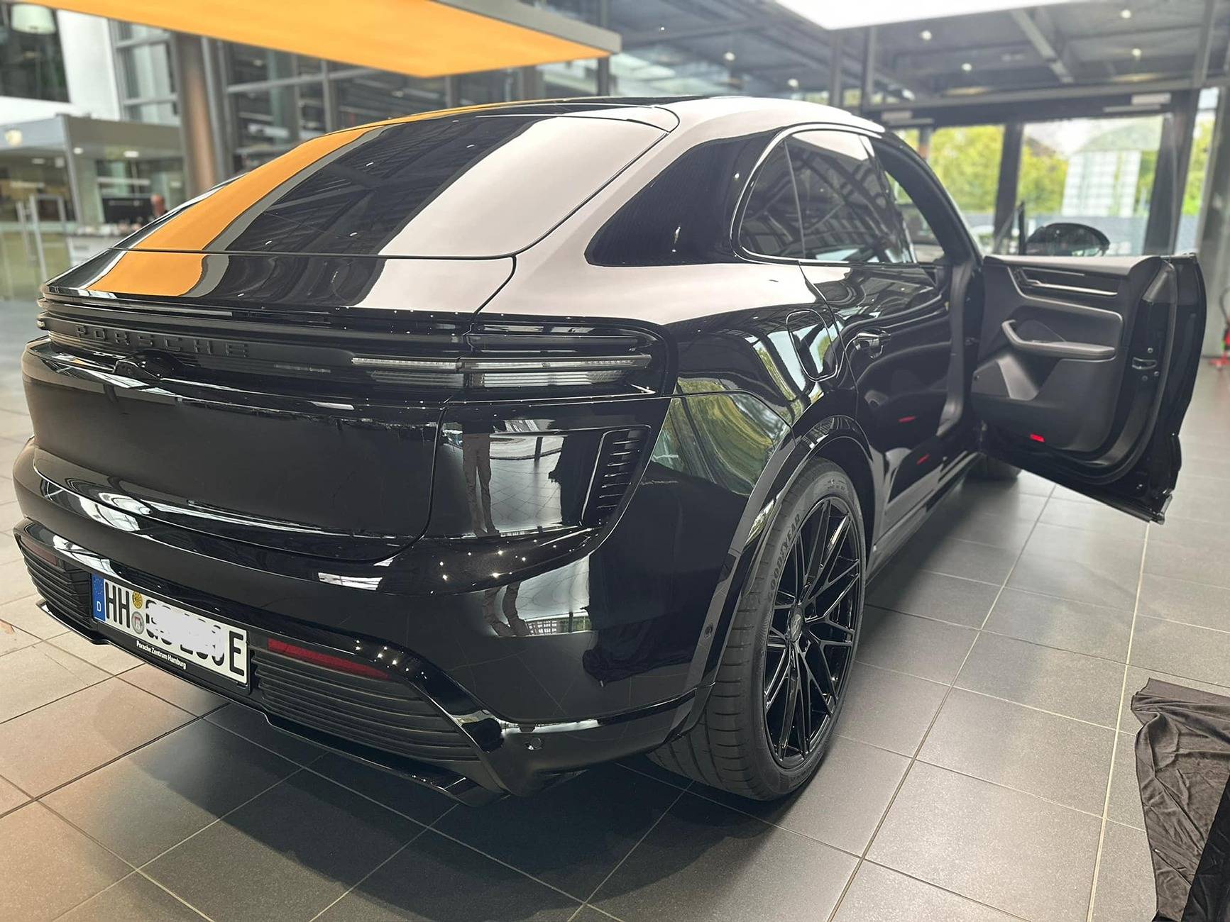 Macan EV JET BLACK METALLIC Macan EV Photos Thread Jet Black Macan Turbo EV with 22%22 inch black wheels 3