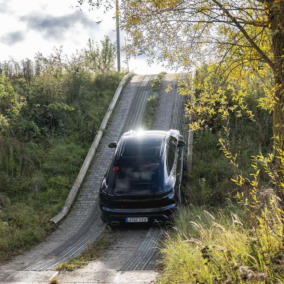 Macan EV JET BLACK METALLIC Macan EV Photos Thread Jet Black Metallic Macan EV Electric 2