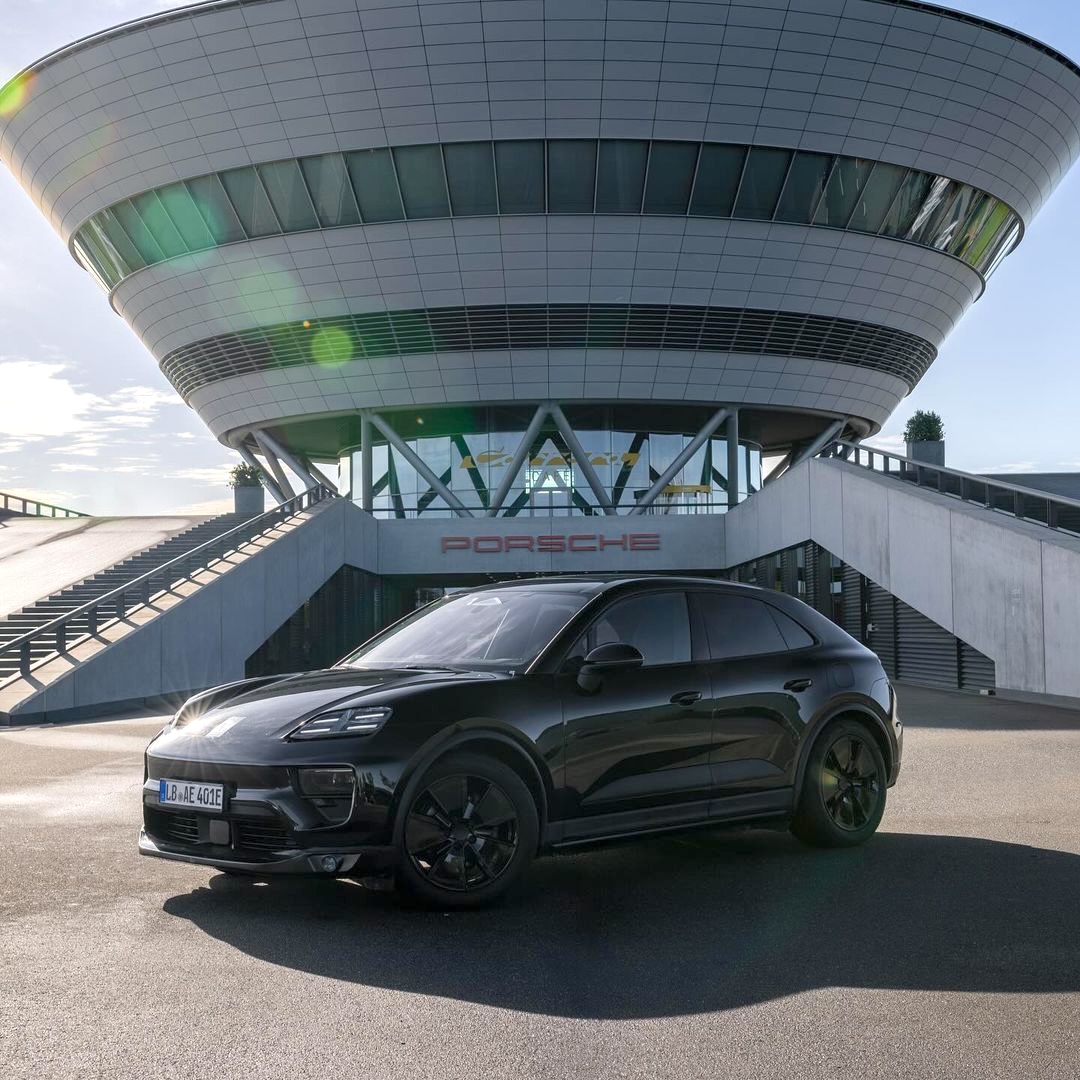 Macan EV JET BLACK METALLIC Macan EV Photos Thread Jet Black Metallic Macan EV Electric 4