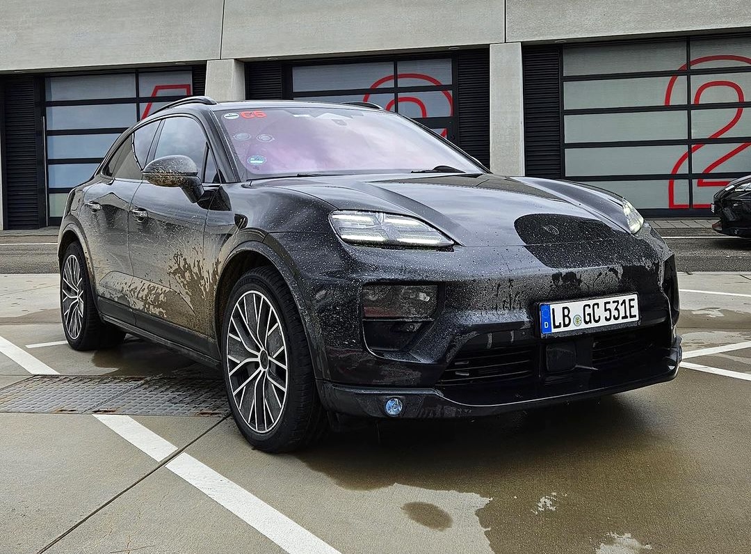 Macan EV JET BLACK METALLIC Macan EV Photos Thread Jet Black Metallic Macan EV Electric 5