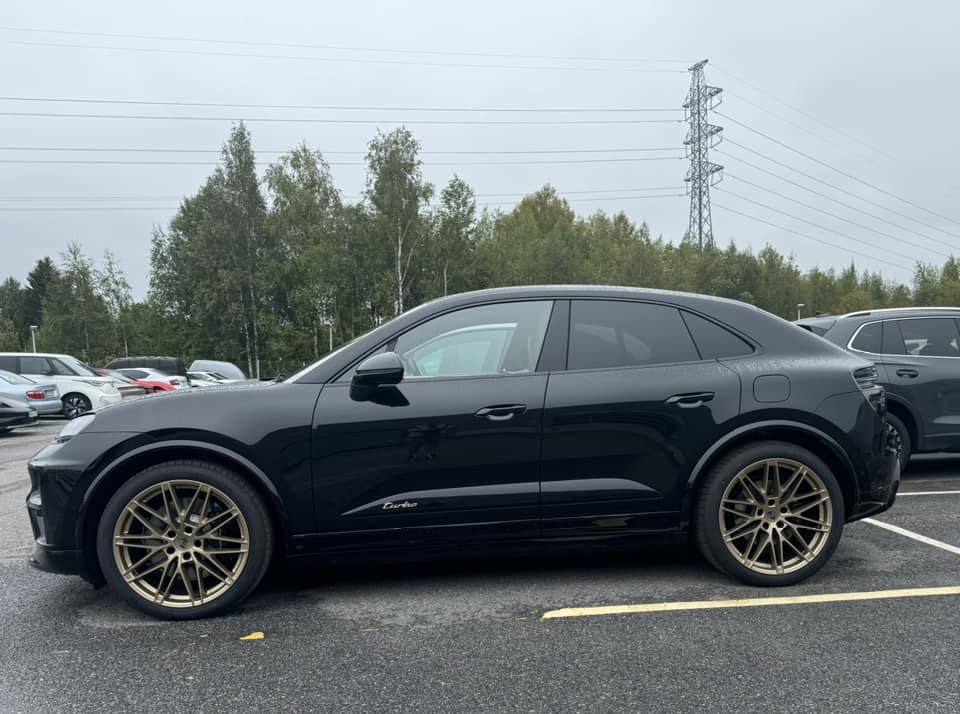 Macan EV JET BLACK METALLIC Macan EV Photos Thread Jet Black Turbo Macan EV with Neodyme 22%22 RS Spyder Design Wheels