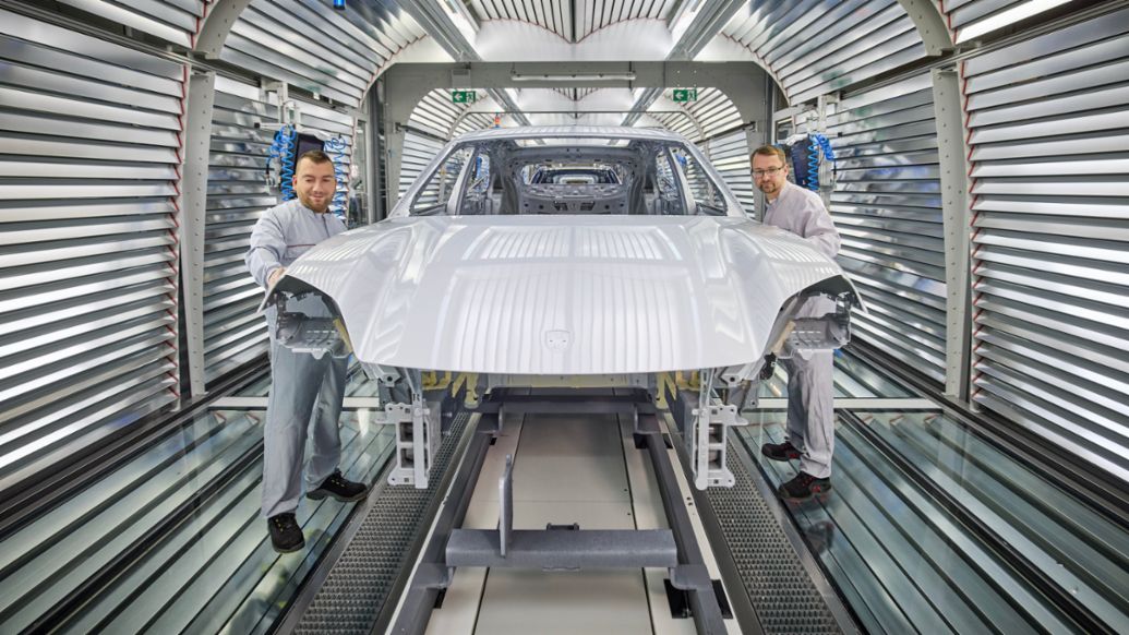 Macan EV Start of Macan EV production at Leipzig Factory Lackiererei_Lichttunnel_1