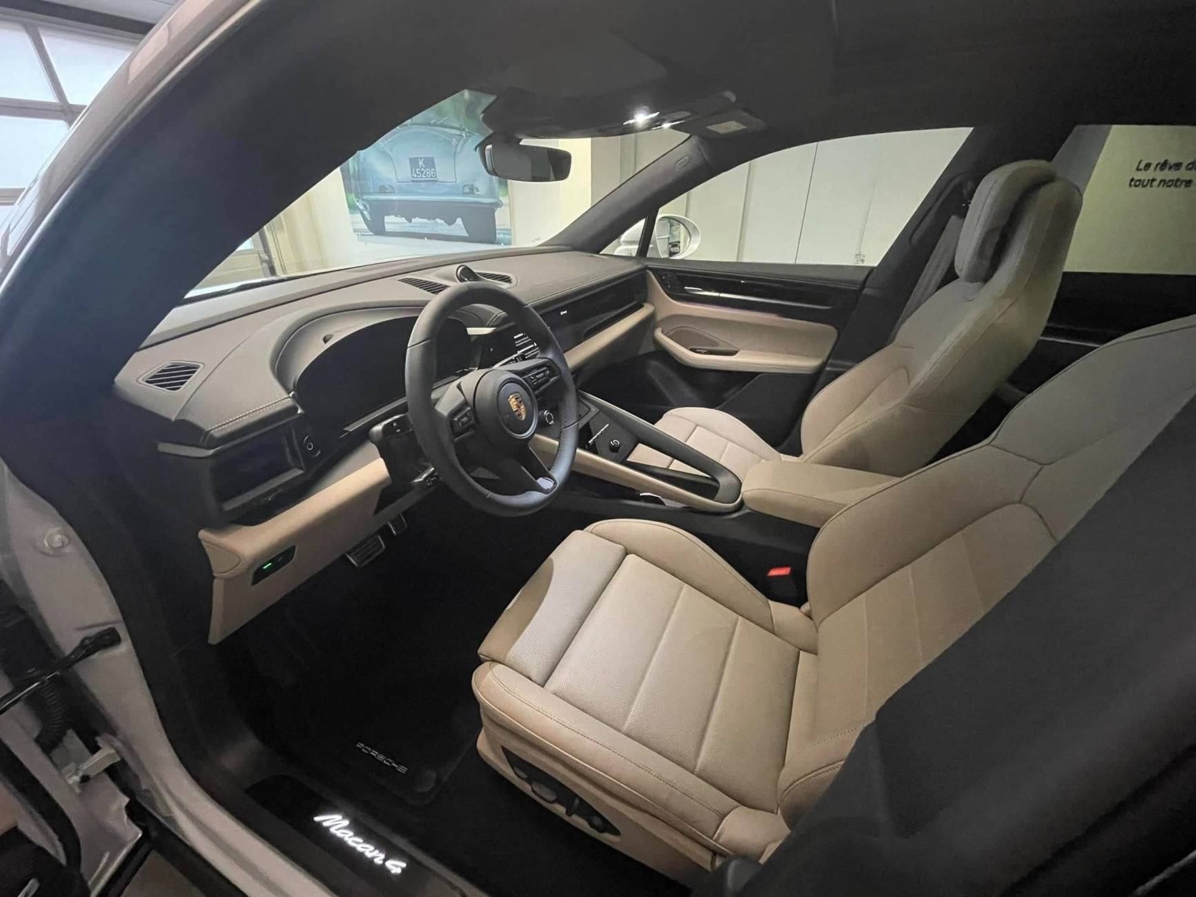 Electric Macan EV 🎨 Interior: BLACK / LIMESTONE BEIGE Photos Limestone Interior Macan 4 EV Electric