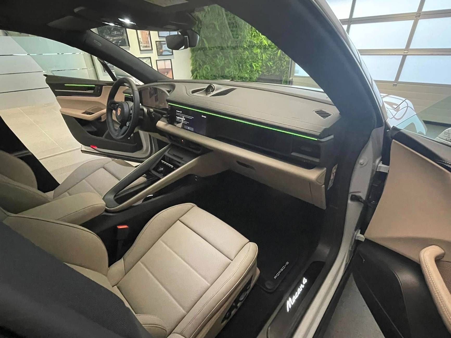 Electric Macan EV 🎨 Interior: BLACK / LIMESTONE BEIGE Photos Limestone Interior Macan 4 EV