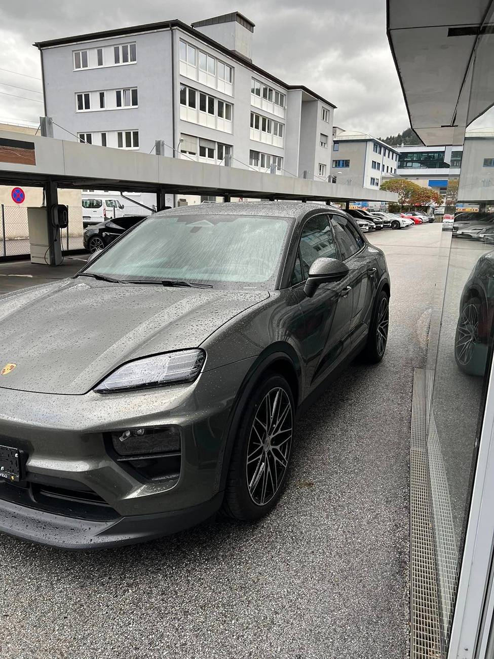 Electric Macan EV AVENTURINE GREEN Macan EV Photos Thread Macan 4 EV Aventurine Green 22%22 RS Spyder Wheels 6