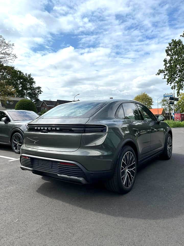 Macan EV AVENTURINE GREEN Macan EV Photos Thread macan electric ev netherlands dealer 1