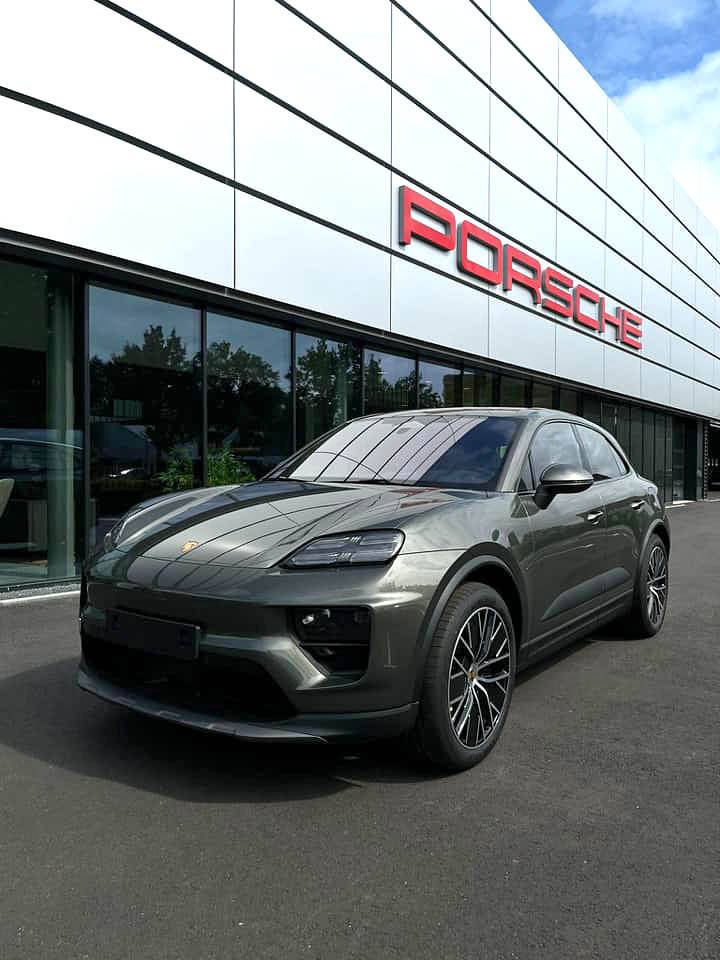 Macan EV AVENTURINE GREEN Macan EV Photos Thread macan electric ev netherlands dealer 2