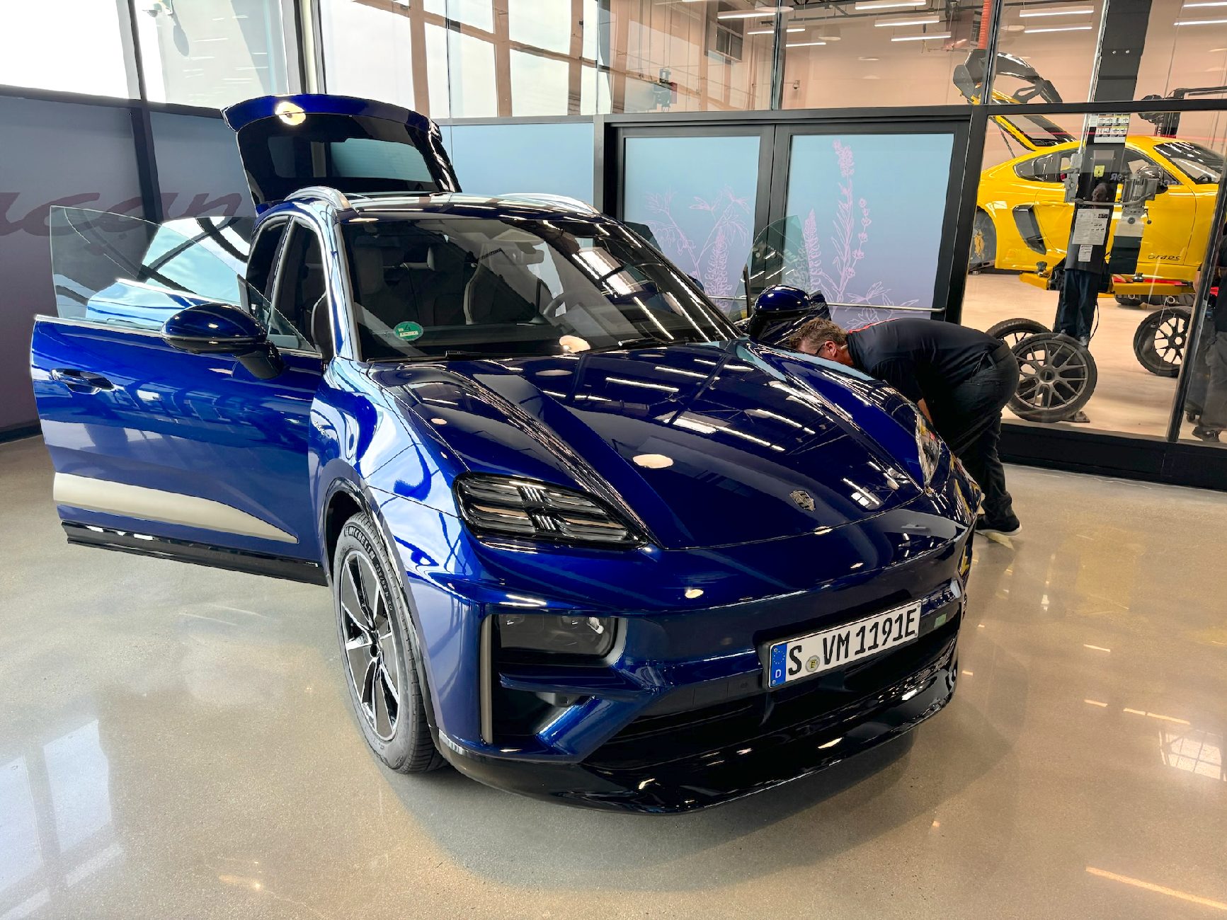 Macan EV PECLA Macan EV review & impressions … (Gentian Blue, Ruby Copper Metallic photos) Macan EV Gentian Blue Metallic 2