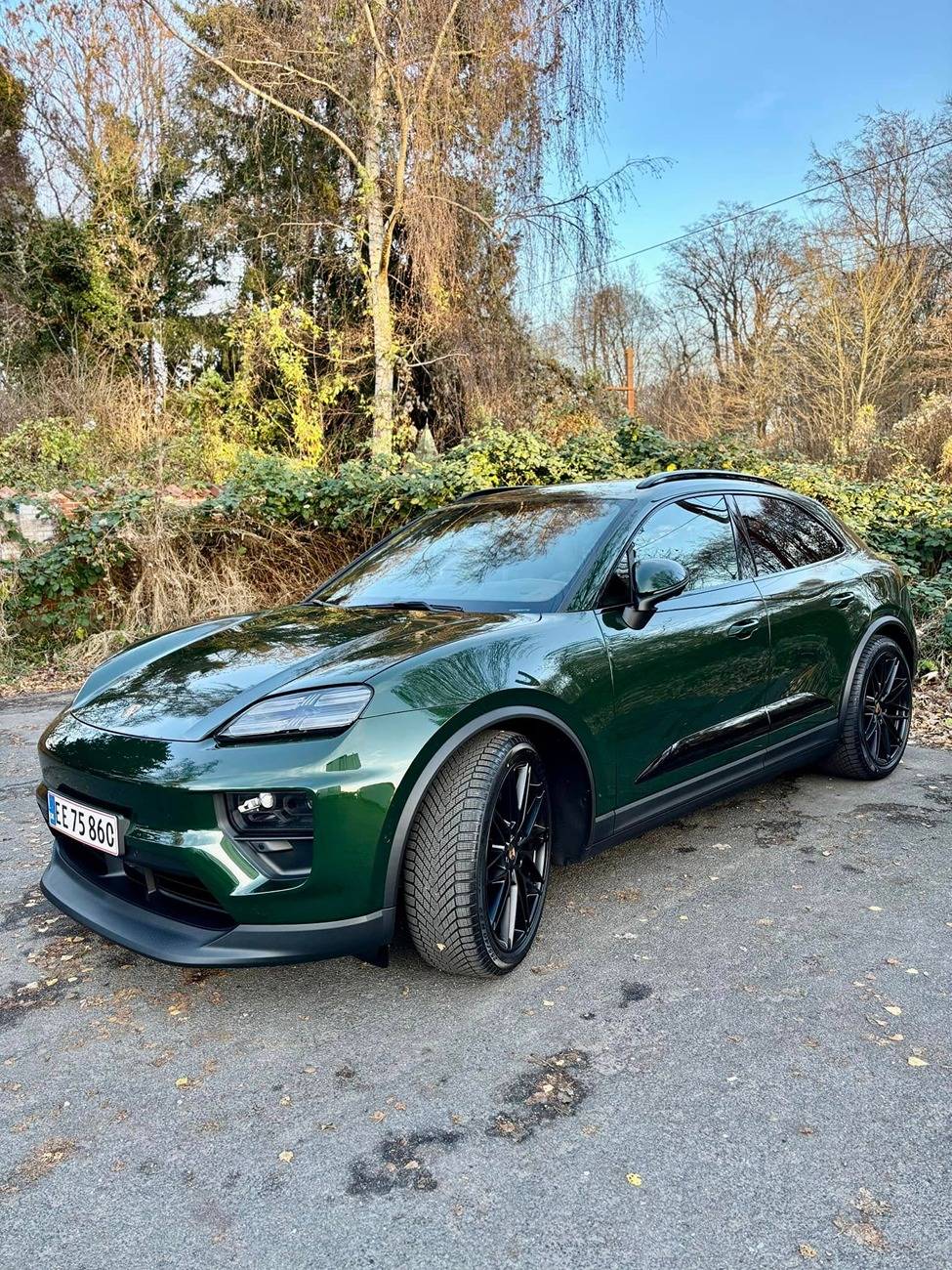 Electric Macan EV OAK GREEN Macan EV Photos Thread Macan EV Oak Green Truffle Brown leather 22%22 inch Black Spyders 4