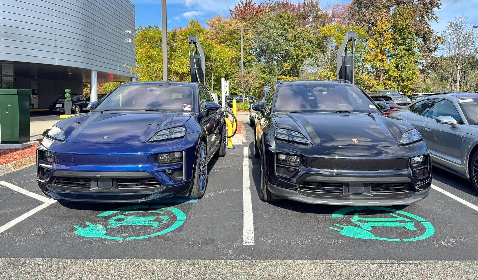 Electric Macan EV Macan EV TURBO vs. 4 -- Comparison Look Side by Side -macan-ev-turbo-vs-4-gentian-blue-vs-jet-black-