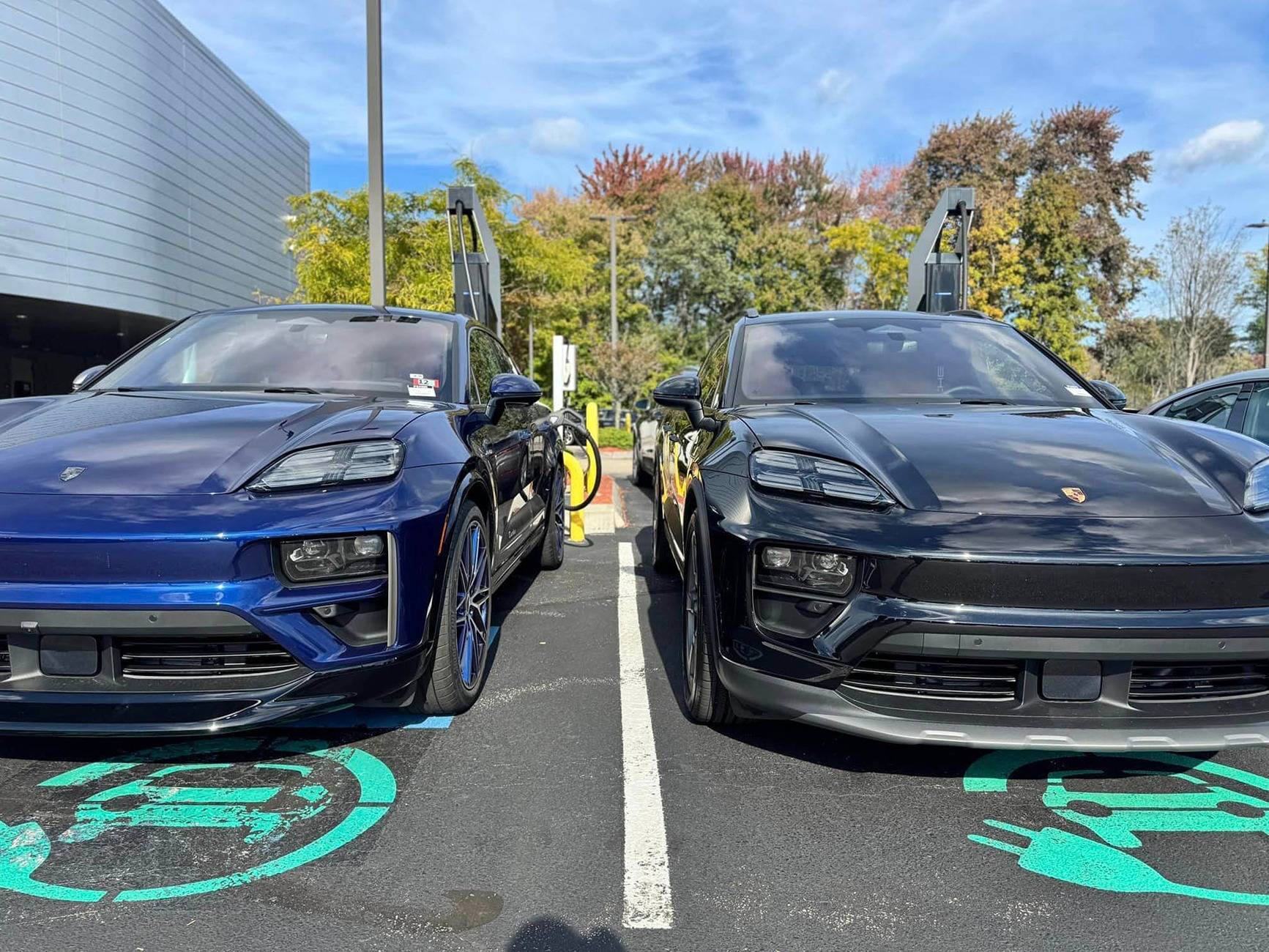 Electric Macan EV Macan EV TURBO vs. 4 -- Comparison Look Side by Side macan-ev-turbo-vs-4-gentian-blue-vs-jet-black-