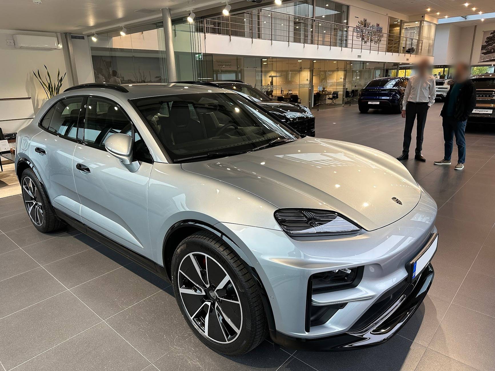 Electric Macan EV DOLOMITE SILVER METALLIC Macan EV Photos Thread macan_dolomite_grey_01.JPG