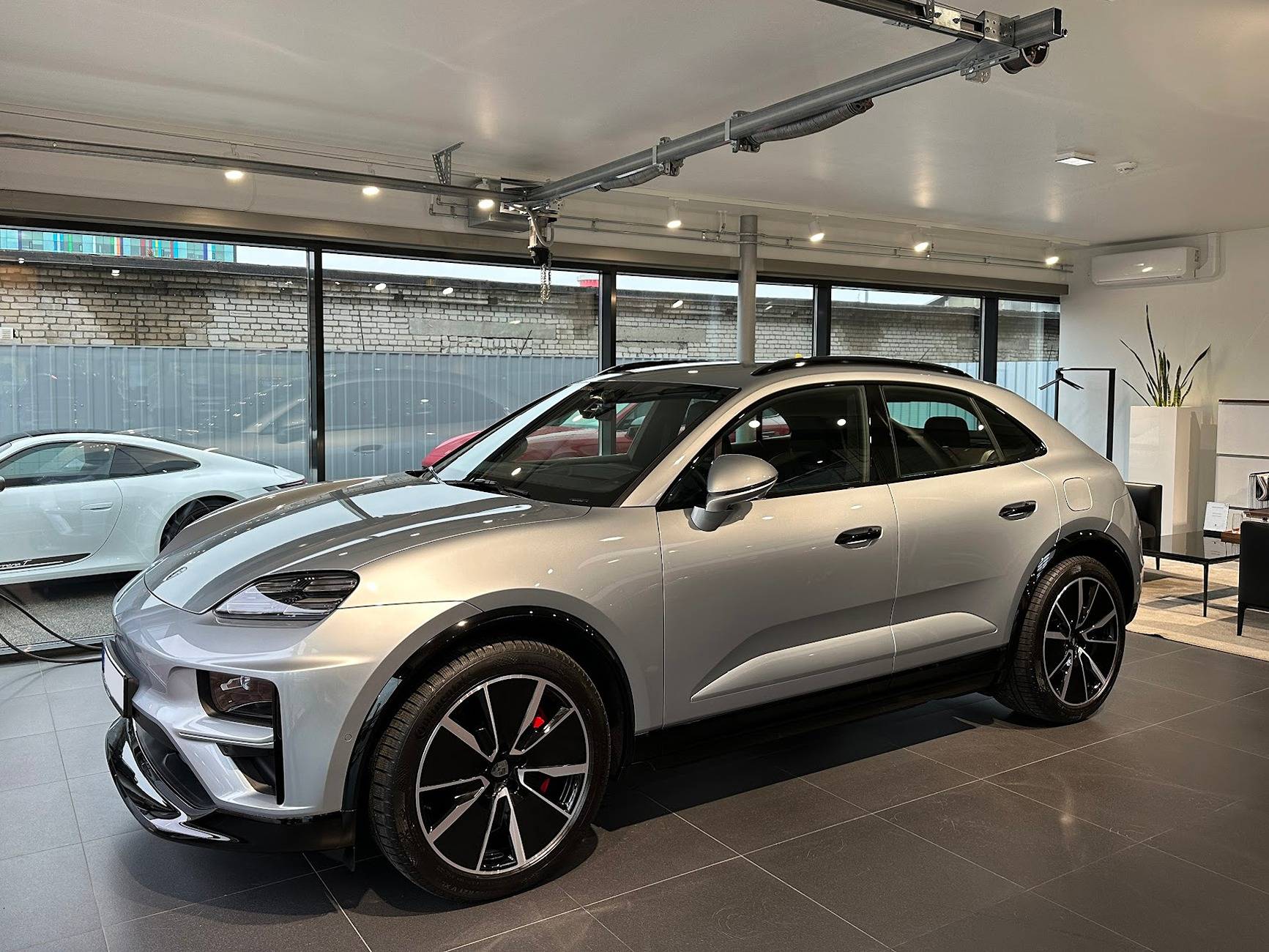 Electric Macan EV DOLOMITE SILVER METALLIC Macan EV Photos Thread macan_dolomite_grey_03.JPG