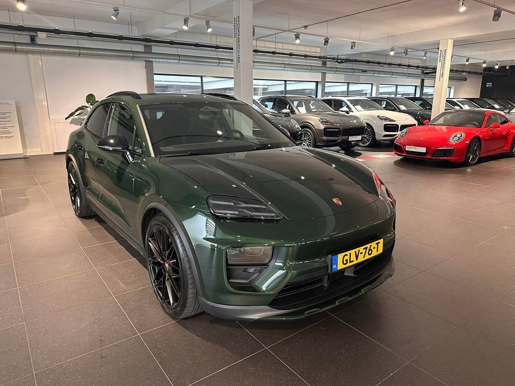 Macan EV OAK GREEN Macan EV Photos Thread Oak Green Macan 4 EV Electric 22%22 RS Spyder Wheels Black 1